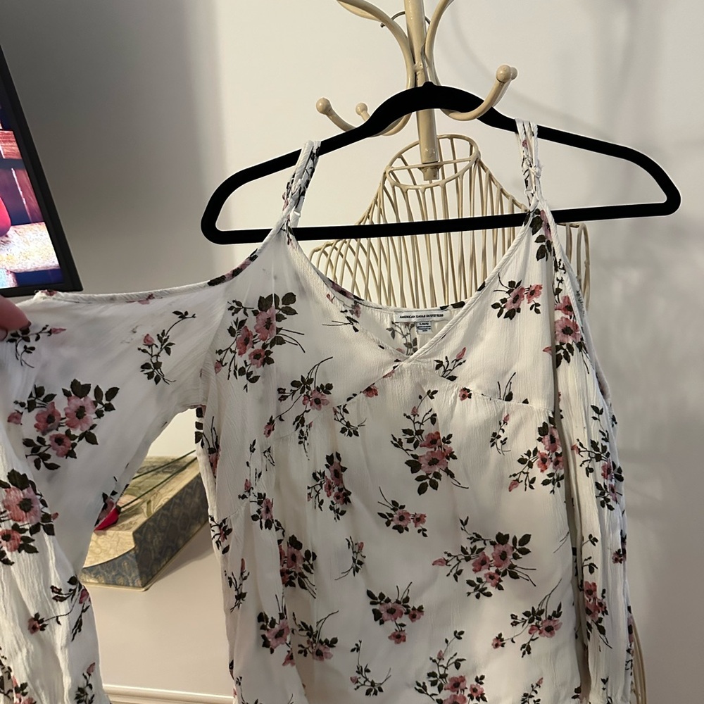 American Eagle Outfitters Floral on the shoulder Top long sleeve